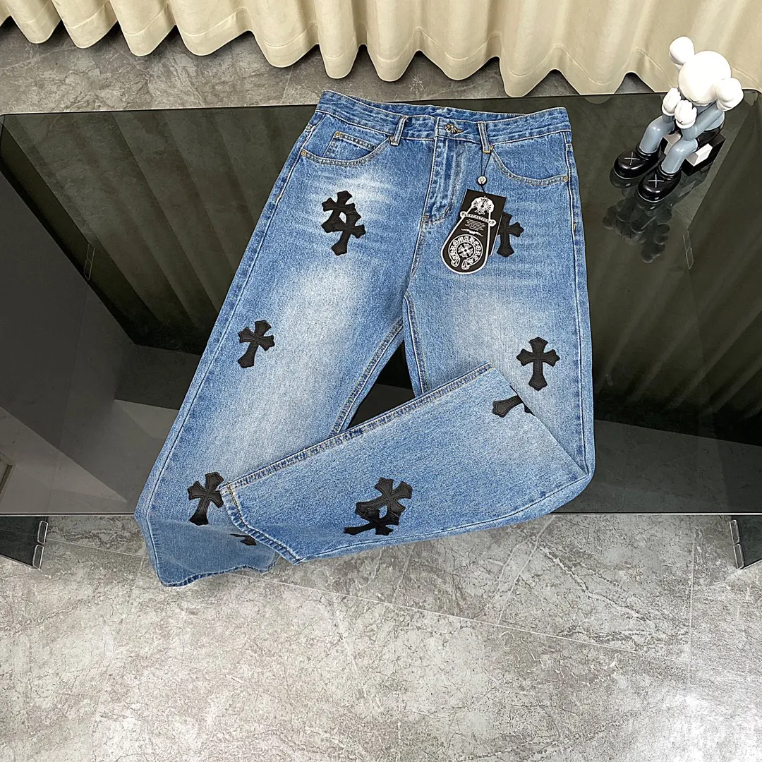 🅿️240 Chroe Hets CH classic blue and black leather jeans, priced at 4W level, patchwork cross pattern embellishment, women's high-waisted washed jeans! ! Absolutely high-end luxury products, 1.9W level god-level single products, super popular products, built with top heavy industry, a magic weapon that cannot be missed [About Zangyin] This is an extremely luxurious fashion brand that can also be called the aristocrats of the high street. It has always been an exclusive brand for some hipsters or rich second generations. Compared with ordinary high streets, it is more luxurious and noble. Compared with luxury brands, it has a more fashionable personality and has always been a brand that I have a special liking for. A6632 [Top heavy industry fashionable design] Consistently high-street luxury style creation. Speaking of this style, the Zangyin family and GU family are definitely the leading representative brands. Especially the Zangyin family has really achieved a state-of-the-art effect in creating high-street style. The color system of this model is made of unique washed materials. It is already quite eye-catching. It is decorated with pink patchwork cross flowers, which cleverly highlights the charm of the brand. Secondly, this model uses classic The classic high-waist cutting design highlights the long legs and the fashionable temperament of the upper body. The brand is highly recognizable and the slim fit configuration is more suitable for daily wear. This product is a product that interprets personality, fashion, and specifications at a glance. This single product is enough to make any fan excited. It can be a white T-shirt for youthful preppy style, or a tight sling for royal lady style. It has strong matching ability and can be easily controlled by men.  [Material and craftsmanship] Needless to say, this point goes without saying. As an excellent craftsman brand, Zangyin has really perfect requirements for details and craftsmanship. The washed color of this model has gone through so many processes, not to mention the embellishment of the denim appliqués. It is also purely handmade and sewn. Just like what they believe in, only handmade things have soul and have the meaning of wear. A top-notch heavy-duty fashionable denim item, I look forward to your perfect interpretation! ! 28-34 corresponds to S-XL